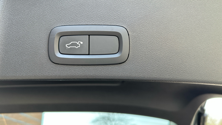 Volvo Xc40 2.0 B4P R DESIGN Pro 5dr Auto Petrol Estate